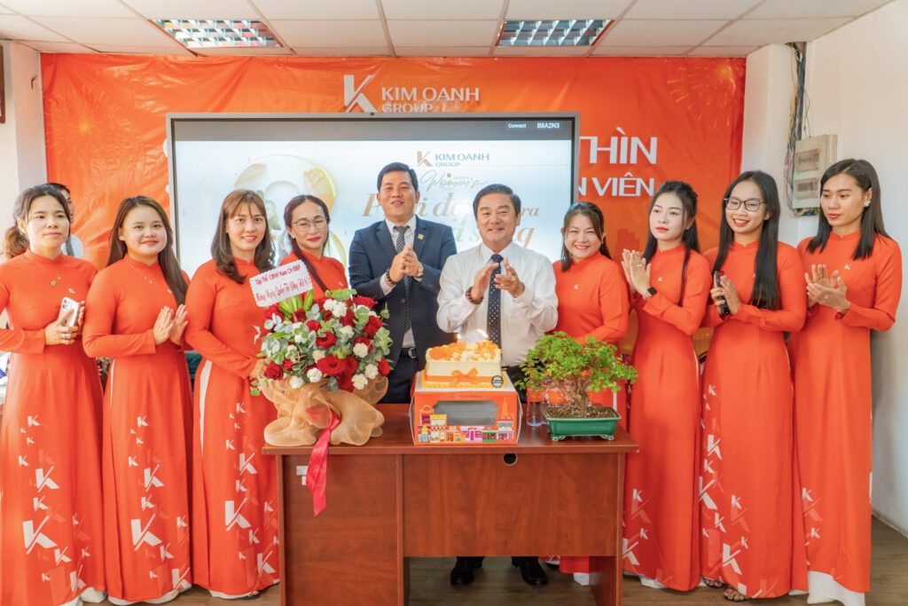 Phái đẹp chi nhánh Điện Biên Phủ nhận quà 8-3